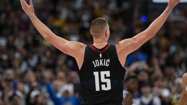 Jokic brilla con 40 puntos y Nuggets están a un triunfo de eliminar a Wolves