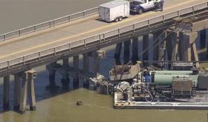 Barcaza choca contra puente y causa derrame petrolero en Texas