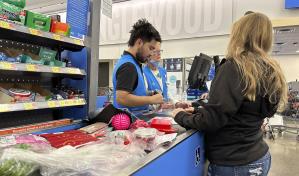 Ventas minoristas, sin cambios de abril a marzo; inflación y tasas de interés frenan gasto en EEUU