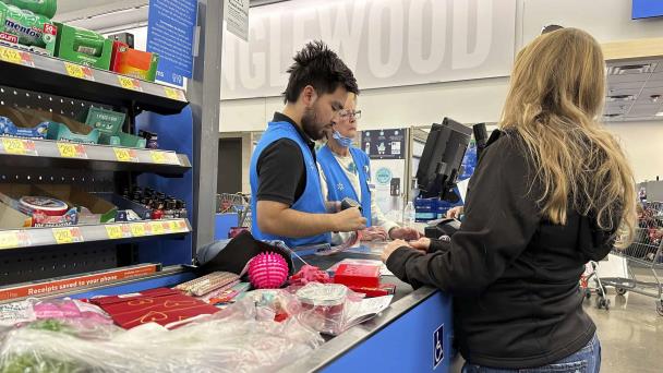 Ventas minoristas, sin cambios de abril a marzo; inflación y tasas de interés frenan gasto en EEUU