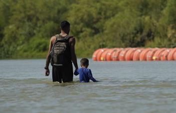 Gobierno de Biden planea más cambios para acelerar el proceso de asilo para nuevos migrantes
