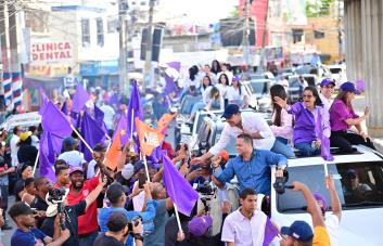 Abel Martínez concluye campaña electoral con caravana en el Gran Santo Domingo