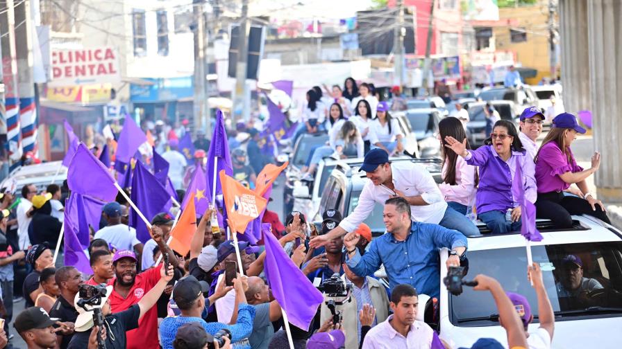 Abel Martínez concluye campaña electoral con caravana en el Gran Santo Domingo