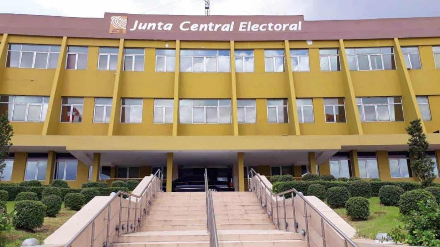 La JCE dispone el cambio de 1,209 funcionarios de colegios electorales