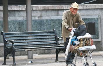 Los humanos envejecen de manera drástica en dos etapas: a los 44 y a los 60