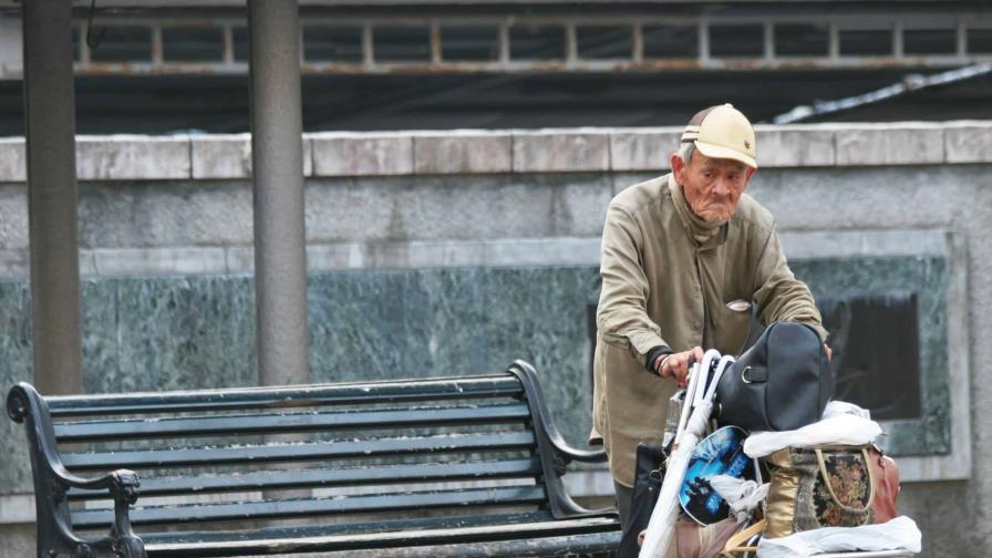 Japón estima que unos 68,000 ancianos podrían morir solos en sus hogares este año