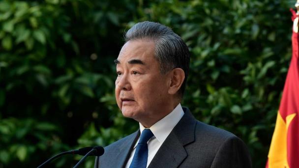 Wang Yi pide a su par paquistaní esfuerzos para garantizar la seguridad del personal chino