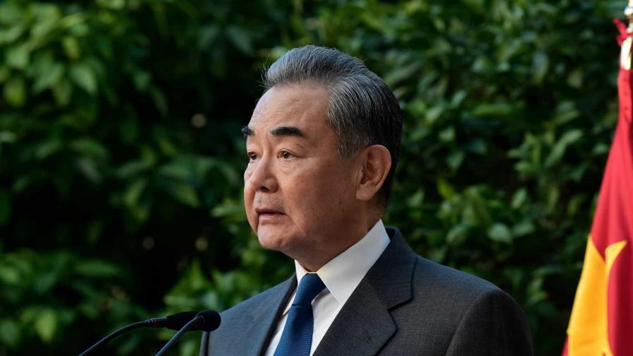 Wang Yi pide a su par paquistaní esfuerzos para garantizar la seguridad del personal chino