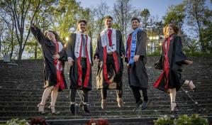 Quintillizos de Nueva Jersey celebran su graduación en la misma universidad