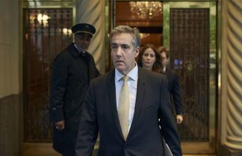 Defensa de Trump presiona a Cohen por sus delitos y mentiras en juicio contra el expresidente