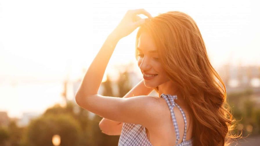 Cómo cuidar tu cabello en días de calor intenso