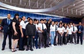 JetBlue recibe estudiantes dominicanos en la terminal del aeropuerto JFK de Nueva York
