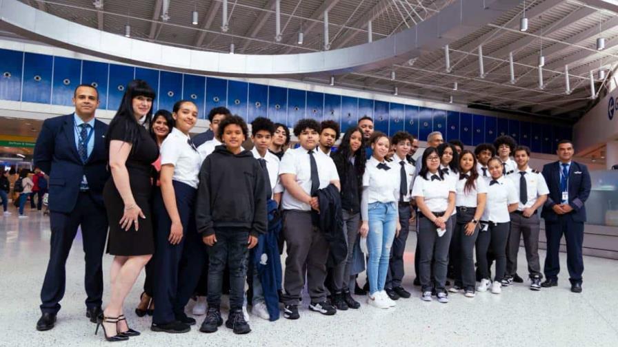 JetBlue recibe estudiantes dominicanos en la terminal del aeropuerto JFK de Nueva York