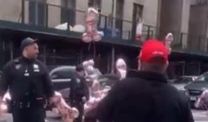Decenas de globos con forma de pene sobrevuelan la corte donde se juzga a Donald Trump