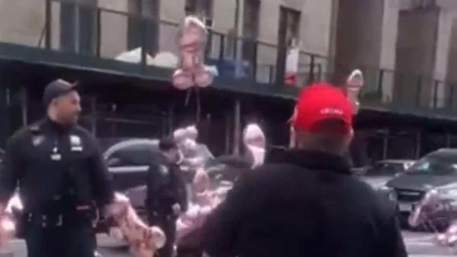 Decenas de globos con forma de pene sobrevuelan la corte donde se juzga a Donald Trump