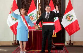 La presidenta de Perú nombra a su sexto ministro del Interior en año y medio de gestión