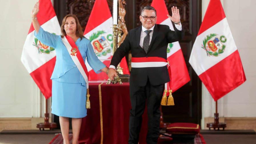 La presidenta de Perú nombra a su sexto ministro del Interior en año y medio de gestión