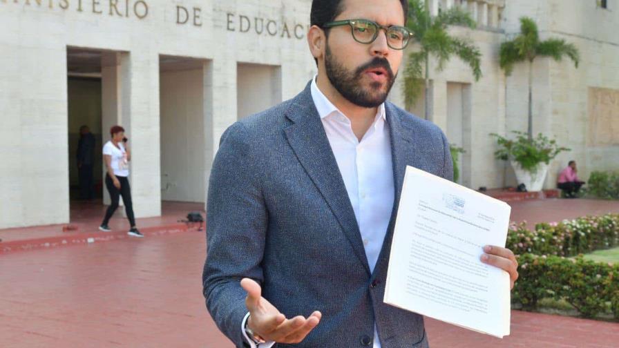 Candidato a diputado somete solicitud para que impartan Moral y Cívica en las escuelas