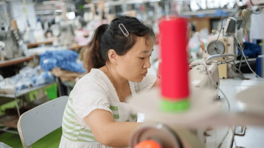 EE. UU. prohíbe importaciones de 26 textiles chinas por recurrir a trabajo forzoso