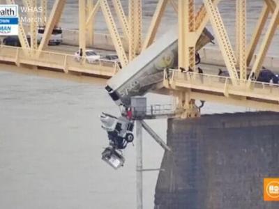 Accidente en Kentucky deja conductora suspendida sobre un puente