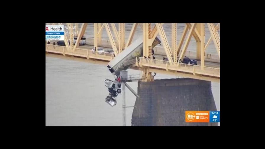 Dramático accidente en Kentucky deja a conductora de camión suspendida sobre un puente