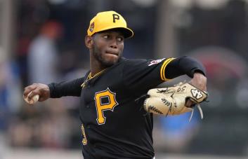 Angelinos adquieren al dominicano Roansy Contreras en canje con Piratas