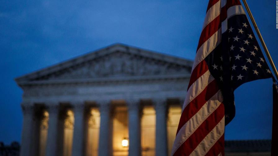 Bandera invertida pone en aprietos a Corte Suprema de EE.UU.
