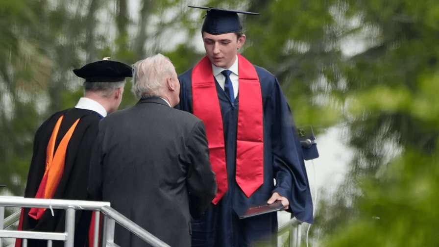 Trump asiste a la graduación de su hijo Barron en Florida en un día libre de su juicio