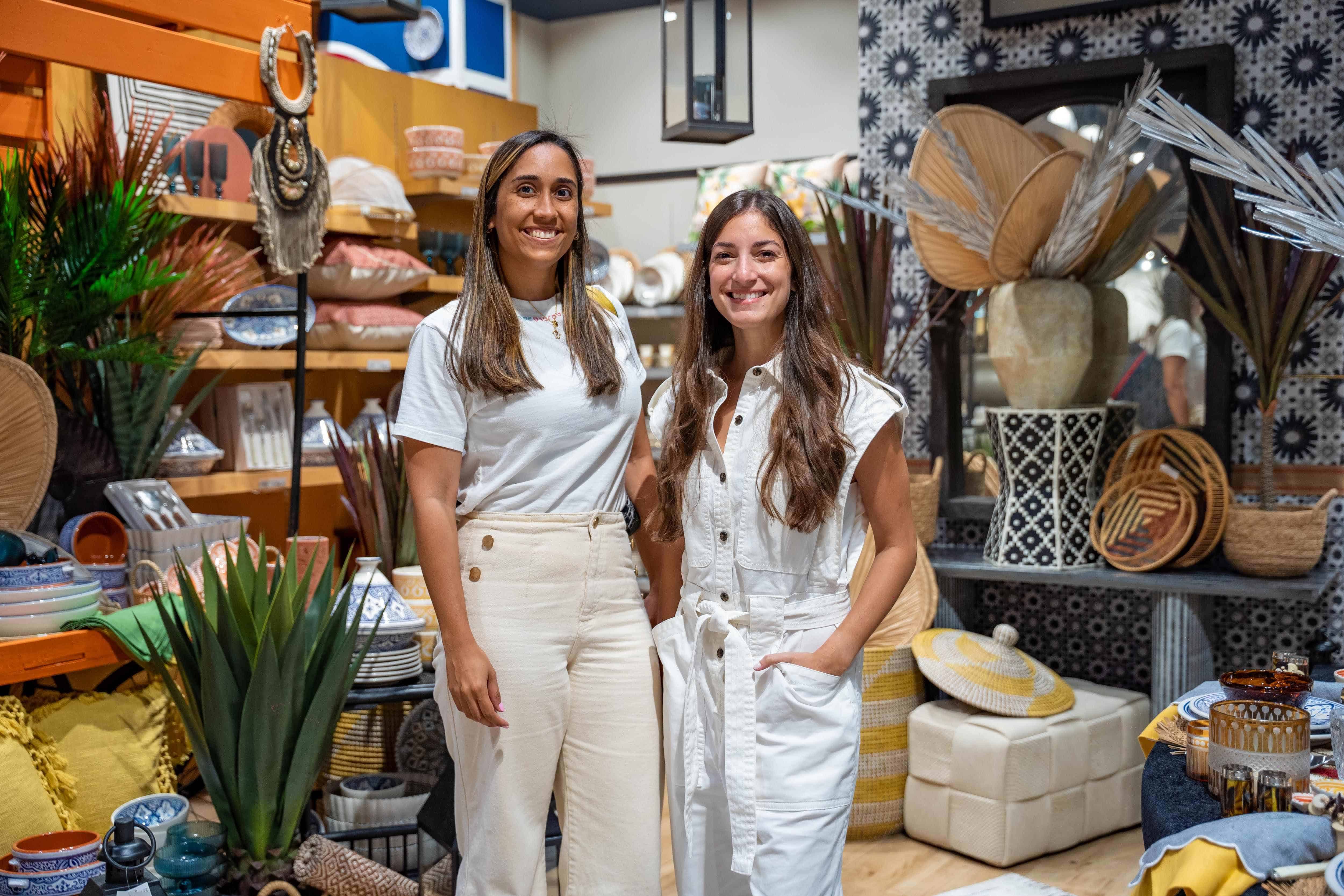 Marlena De Los Santos y Gabriela Álvarez.