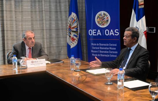 Leonel Fernández se reúne con observadores de la OEA y les plantea sus inquietudes ante elecciones