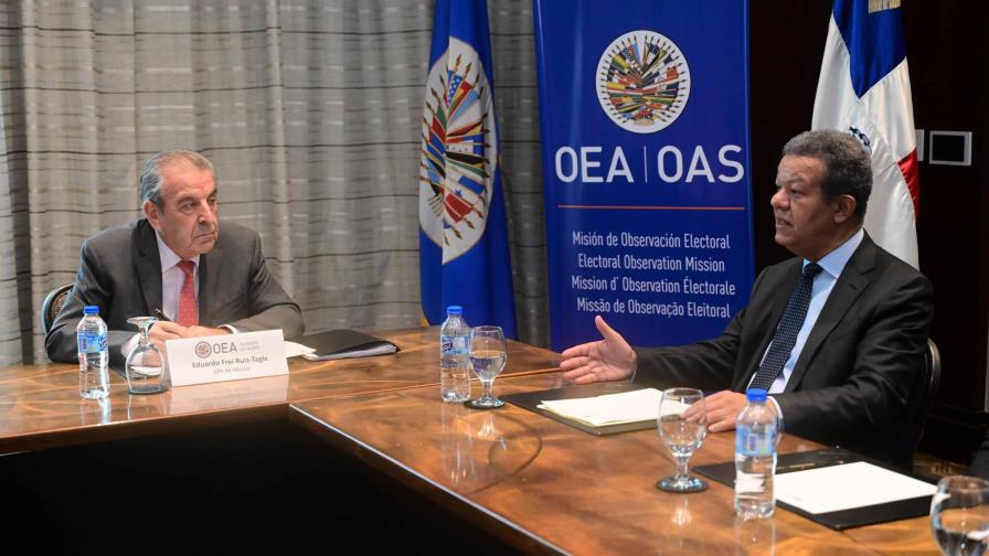 Leonel Fernández se reúne con observadores de la OEA y les plantea sus inquietudes ante elecciones