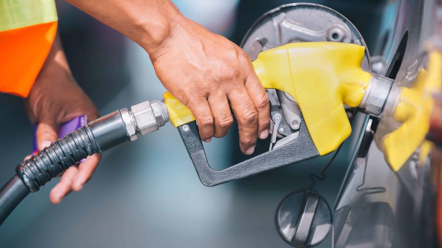 El gobierno vuelve a bajar los precios de cuatro combustibles
