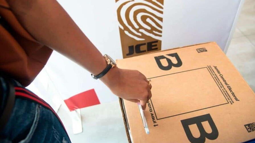 El 61 % en RD dice que no le importaría un gobierno no democrático si resuelve los problemas El 61 % en RD dice que no le importaría un gobierno no democrático si resuelve los problemas