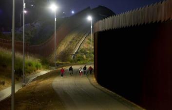 Los cruces irregulares en la frontera sur de EE.UU. disminuyen por tercer mes consecutivo