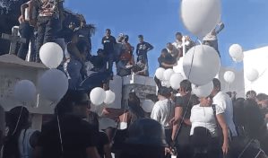 Entre llantos y globos blancos, sepultan a ni&ntilde;os asesinados por su padrastro en EE.UU.