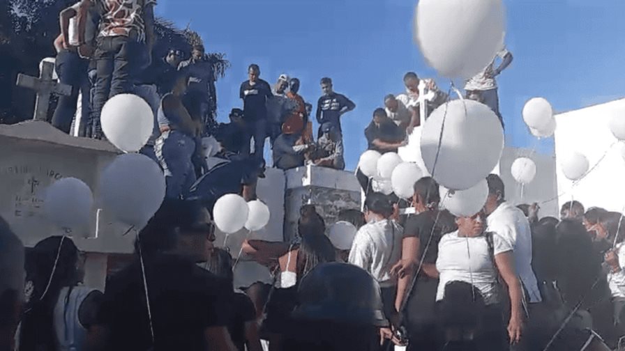 Entre llantos y globos blancos, sepultan a niños asesinados por su padrastro en EE.UU.