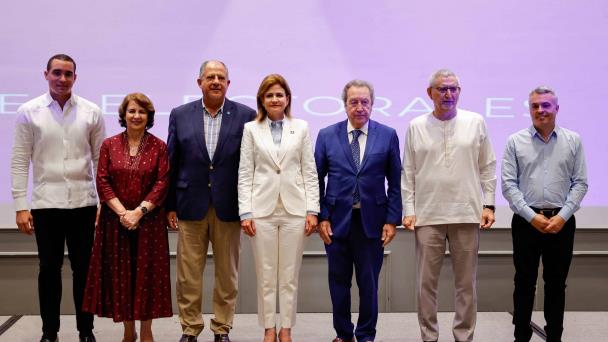 Raquel Peña se reúne con misión de observadores internacionales
