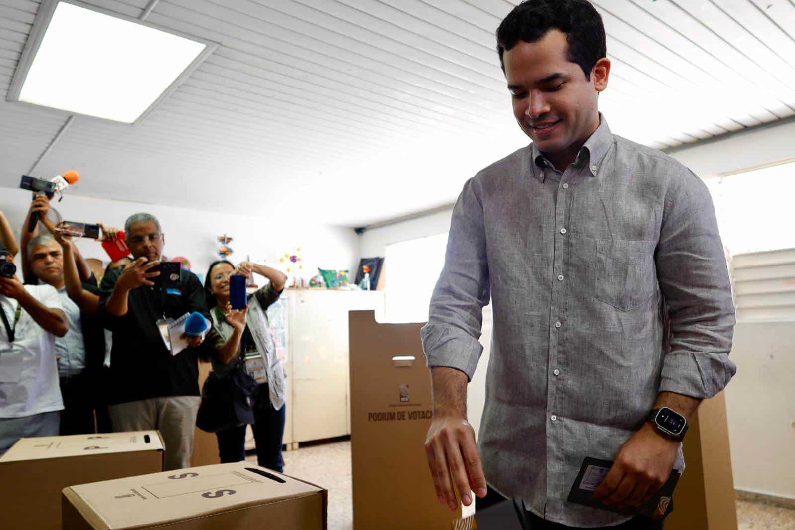 El candidato a senador por el Distrito Nacional, Omar Fernández, deposita su voto en la urna.