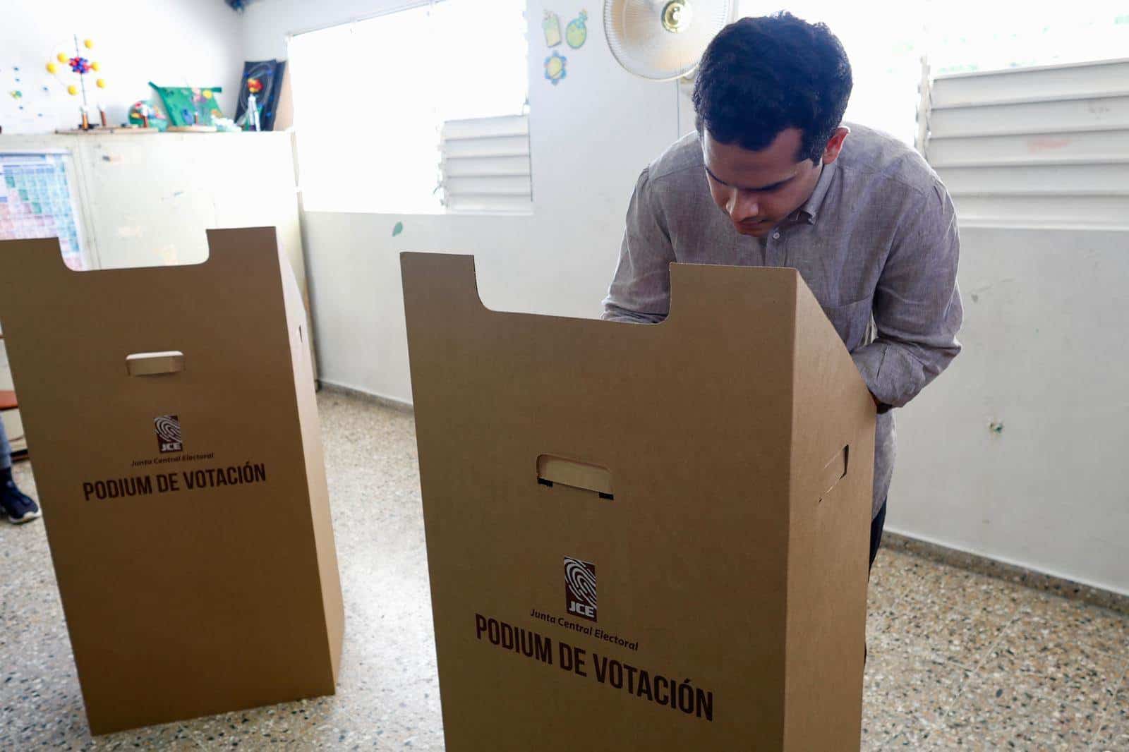 Omar Fernández procesa su voto.