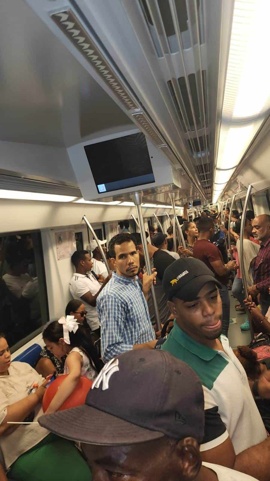 Pasajeros en la Línea 2 del Metro de Santo Domingo. 