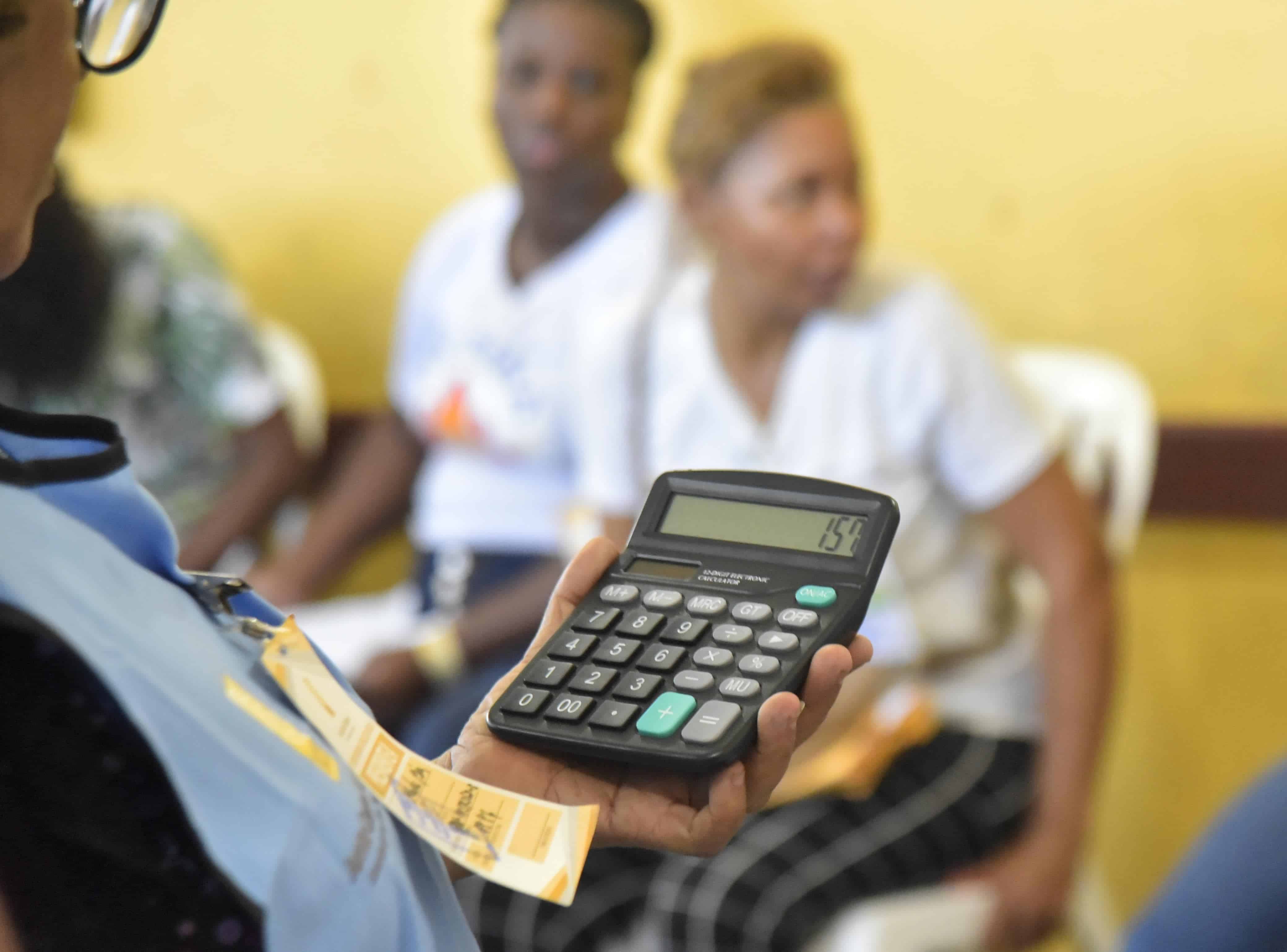 Conteo: una funcionaria de mesa cuenta el total de votos en un recinto de Los Mina.