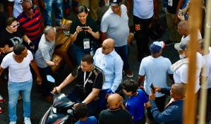 Pacheco improvisa recorrido en motocicleta por Cristo Rey cuando acudió a votar