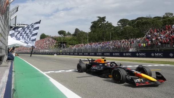 Verstappen sufre para superar a Norris en el Gran Premio de Emilia Romaña