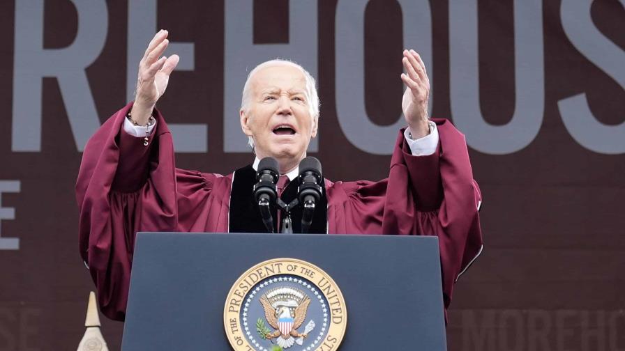 Biden dice a graduados que “escucha” sus protestas contra la guerra en Gaza