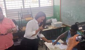 Betty Gerónimo ejerce su derecho al voto y llama a ciudadanos a acudir a las urnas