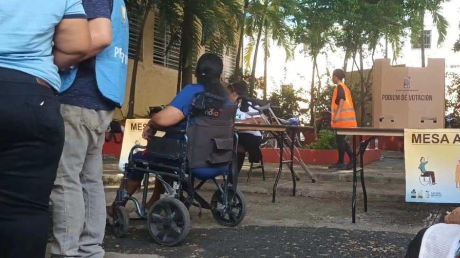 Personas con algún tipo de discapacidad ejercen su derecho al voto