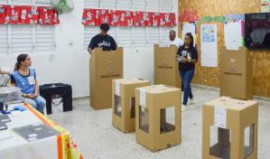 Votantes acuden desde temprano a las urnas para ejercer su derecho
