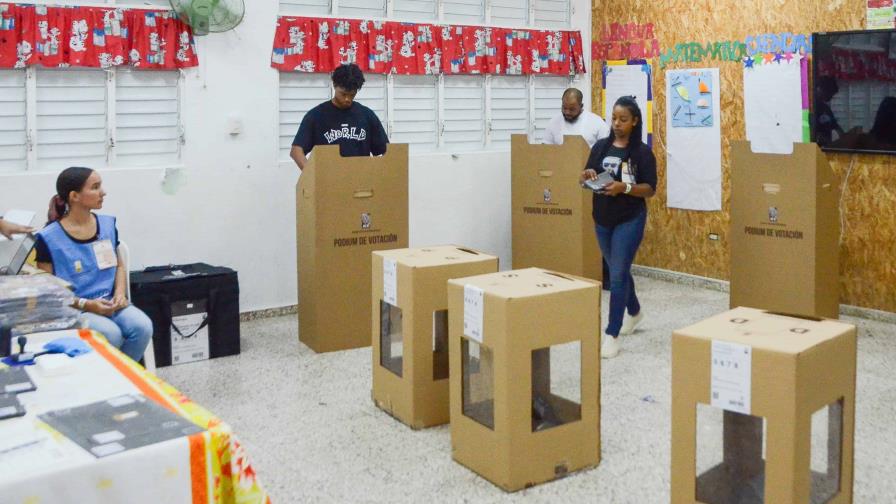 Votantes acuden desde temprano a las urnas para ejercer su derecho