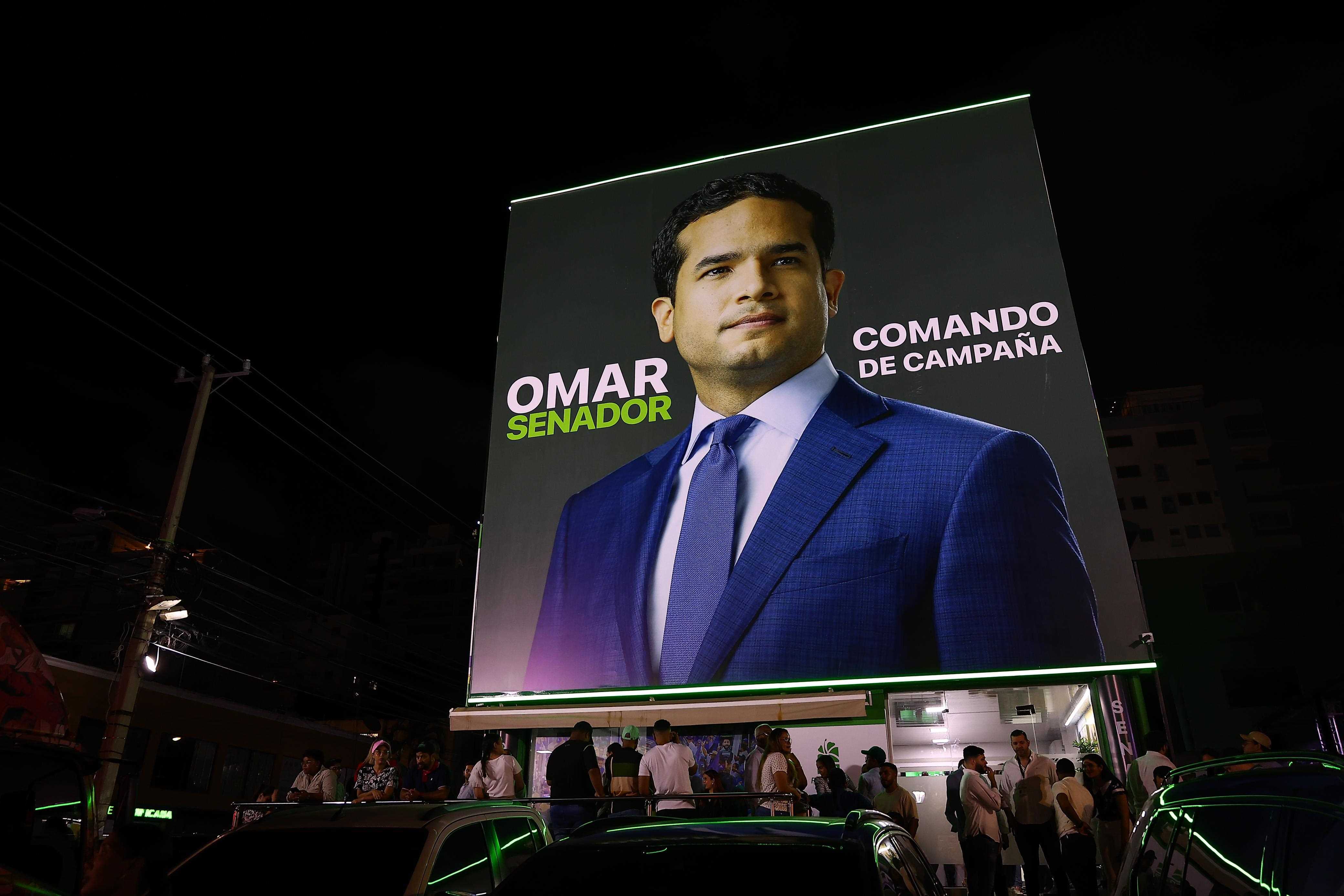Foto de Omar Fernández en su comando de campaña. 