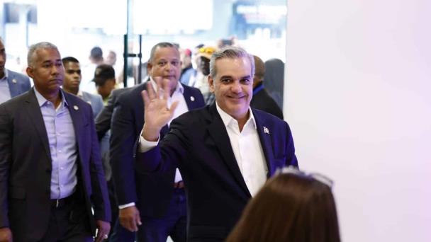 Abel Martínez llama por teléfono a Abinader y reconoce su triunfo
